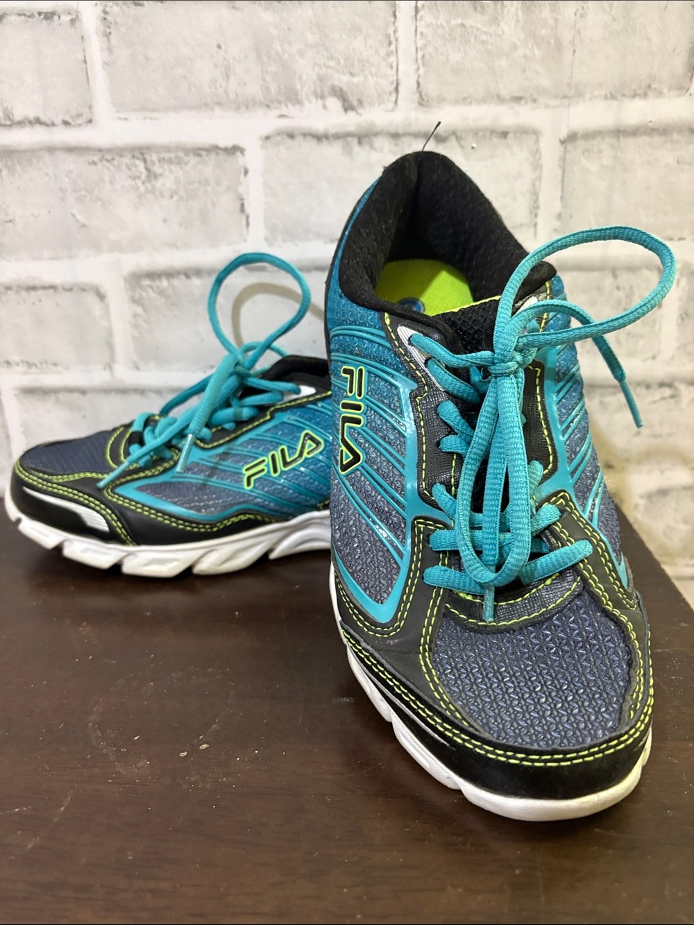 Fila Cool Max running shoes feature a vibrant black and teal design, size 6.5